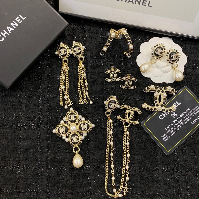 18K Chanel Pearl Pendant Gold Brooch