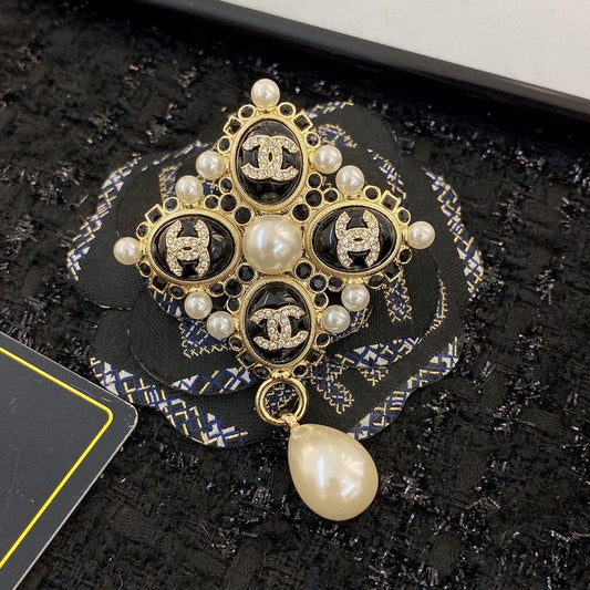 18K  Chanel Pearl Pendant Gold Brooch
