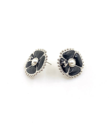 18k  Chanel Black Pearl Clover Earrings