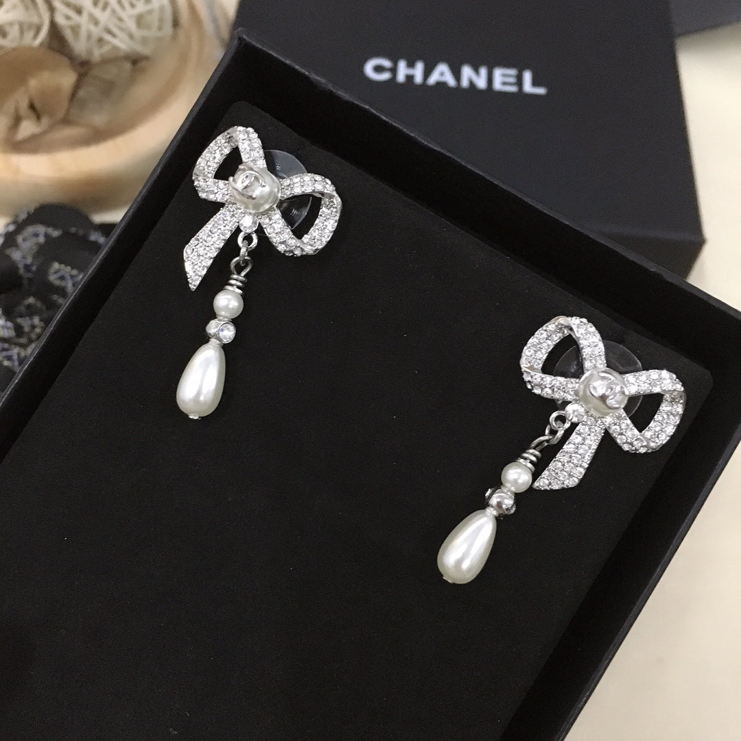 18K  Chanel Bow Tie Diamonds Earrings
